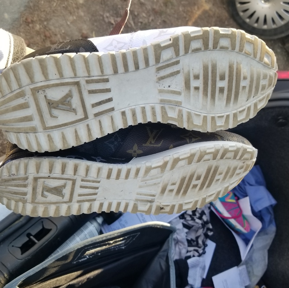 Lv sneakers - Picture 2 of 4